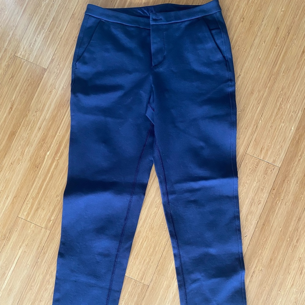Lululemon navy city sleeker with back pockets